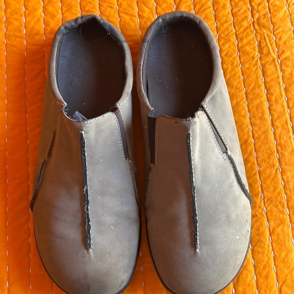 Orthaheel Clayton men’s sand color clogs good  condition  sz 12
